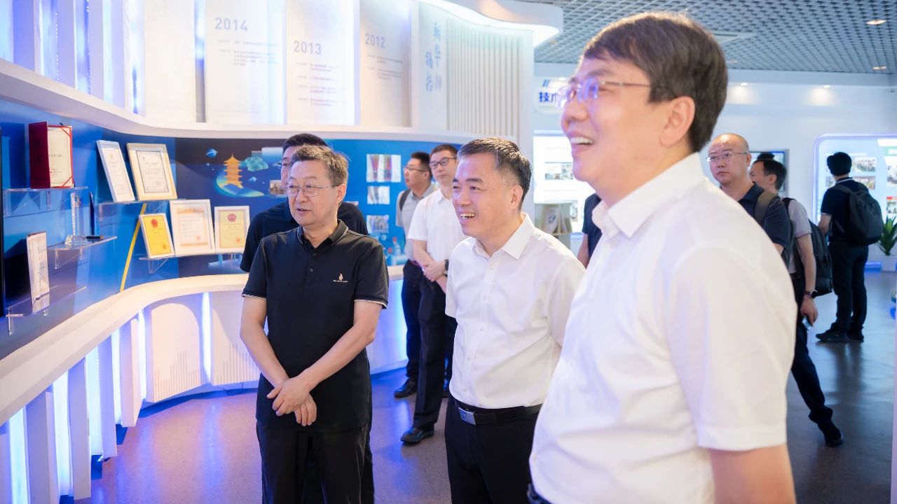 �A�S��W(xu��)�hί��(sh��)ӛ�����i���ϰ���ί��(sh��)ӛ����ɭһ�Ё�(l��i)��˾�����{��